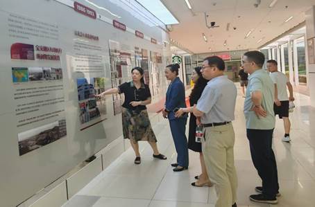 人们站在火车旁 ai 生成的内容可能不正确。