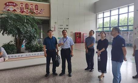 人们站在房间里 ai 生成的内容可能不正确。